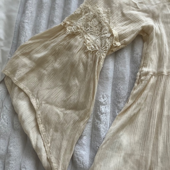 HOLLISTER off white/cream lace detail Boho bell sleeve top size S - Picture 8 of 12